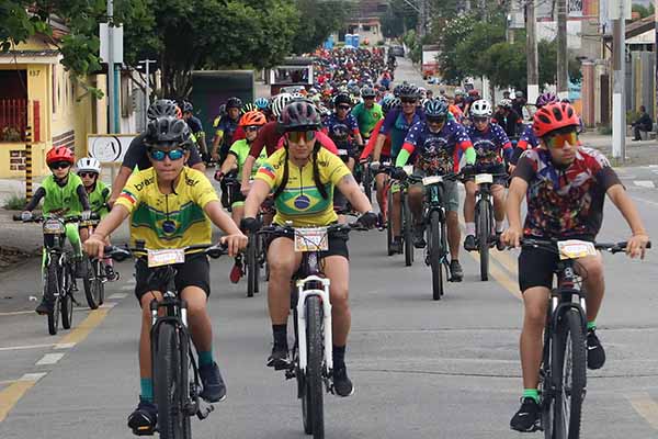 1º Pedal Solidário de Natal reúne mais de 350 ciclistas em Pindamonhangaba