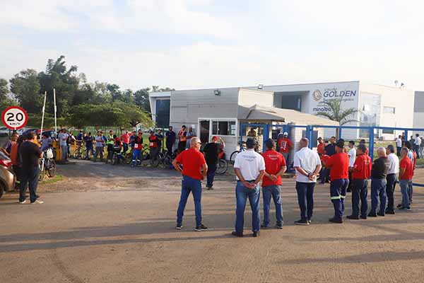 Trabalhadores do grupo Golden-Minalba fazem protesto por acidente fatal